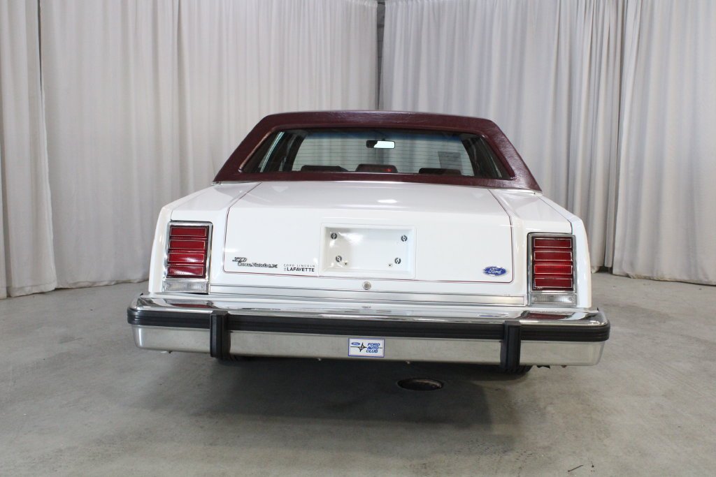 Used 1987 White Ford LX image 20