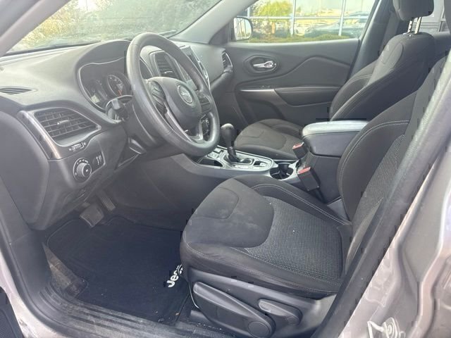 Used 2019 Silver Jeep Latitude image 13