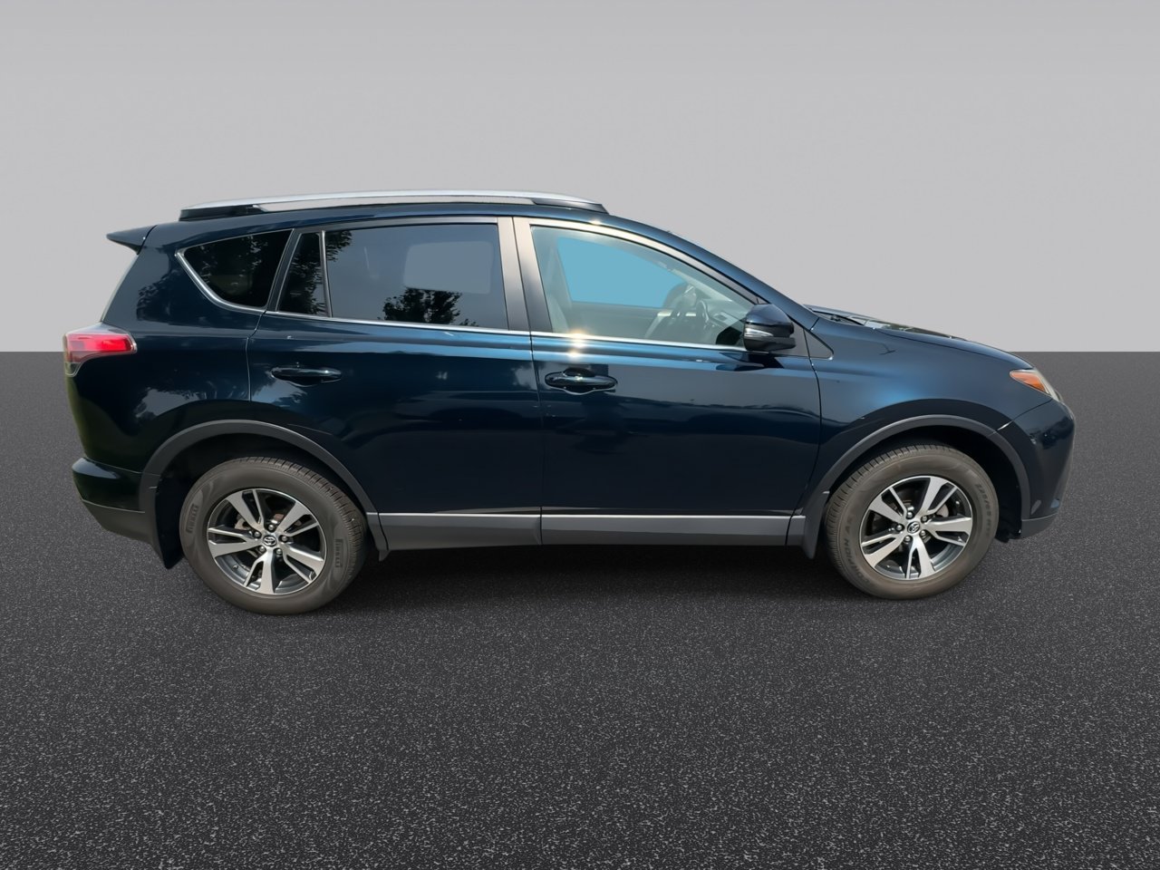 Used 2018 Galactic Aqua Mica Toyota XLE image 9