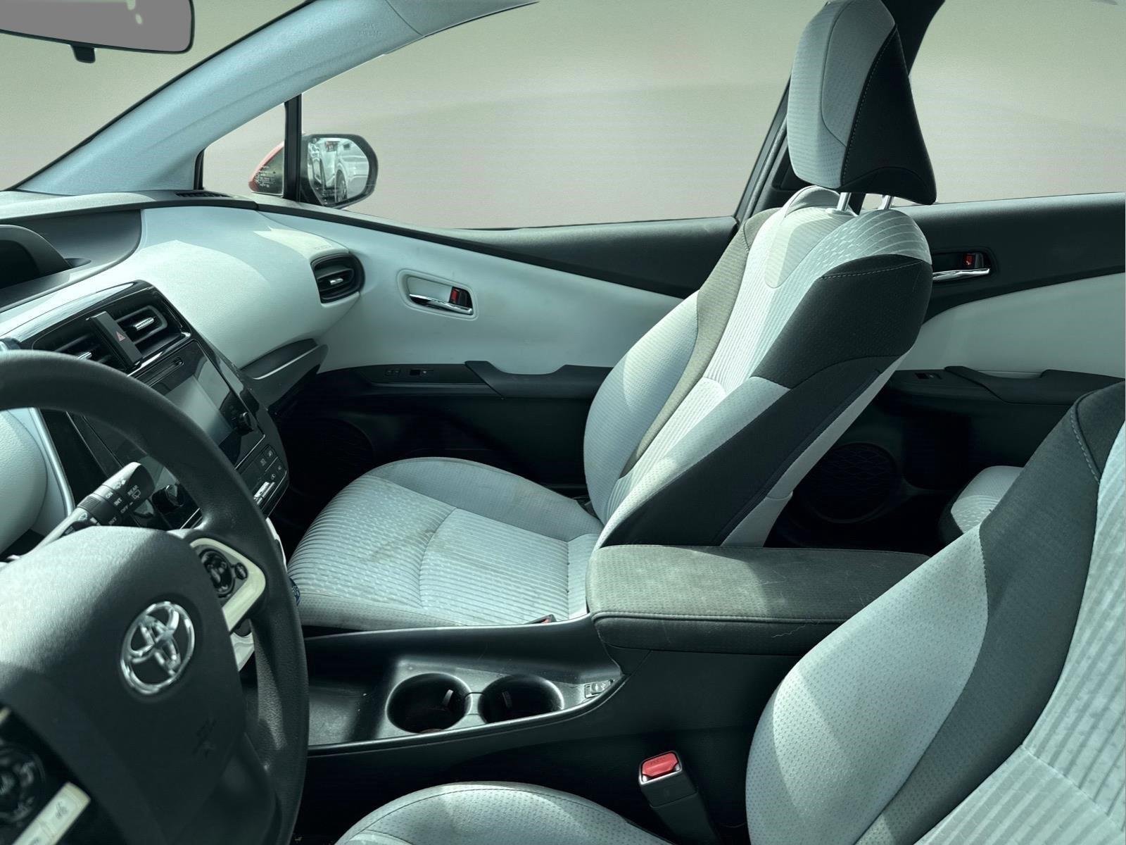 Used 2016 Hypersonic Red Toyota Two image 5