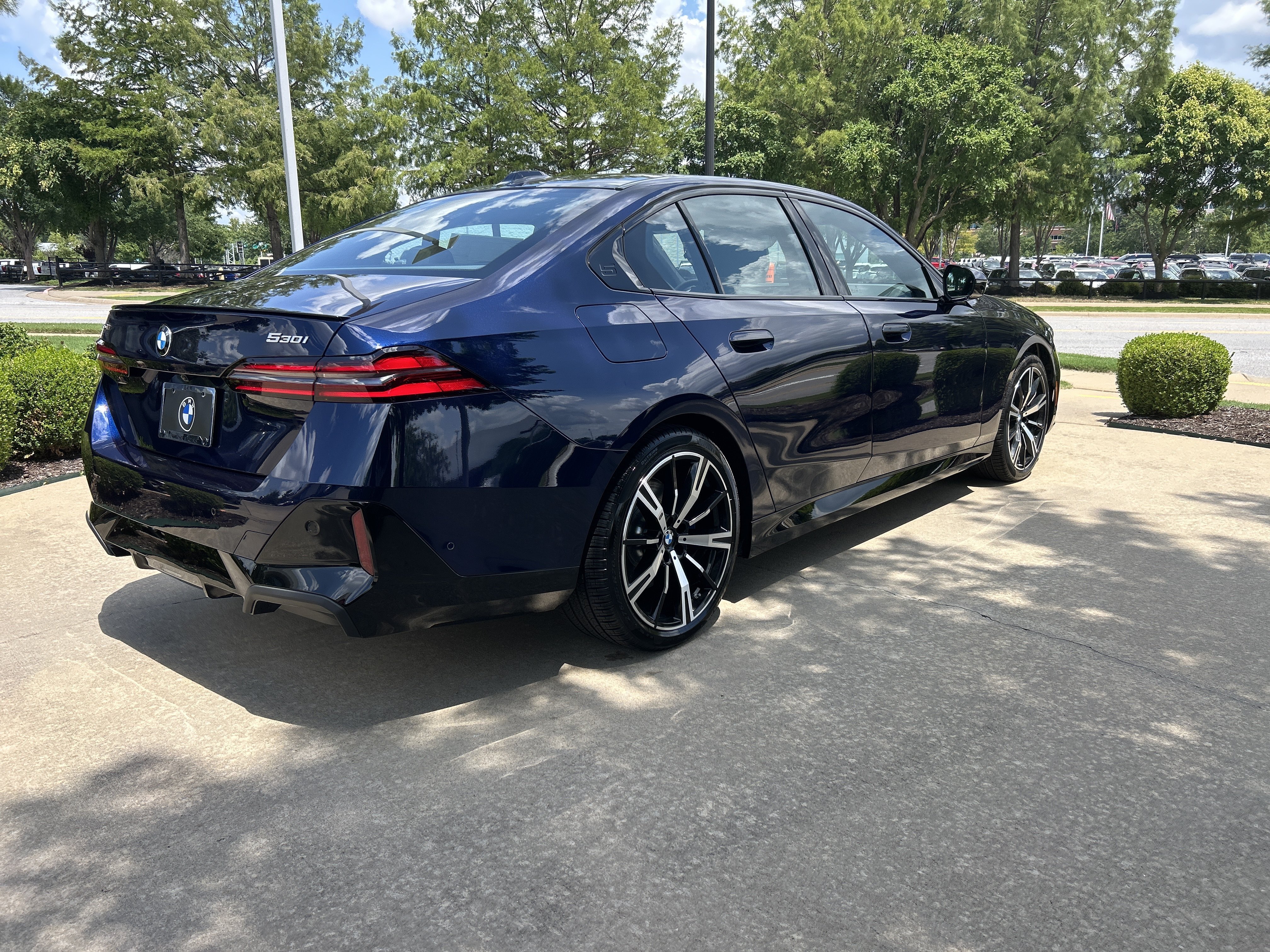 New 2026 0C3Z Tanzanite Blue II Metallic BMW 530i xDrive image 5