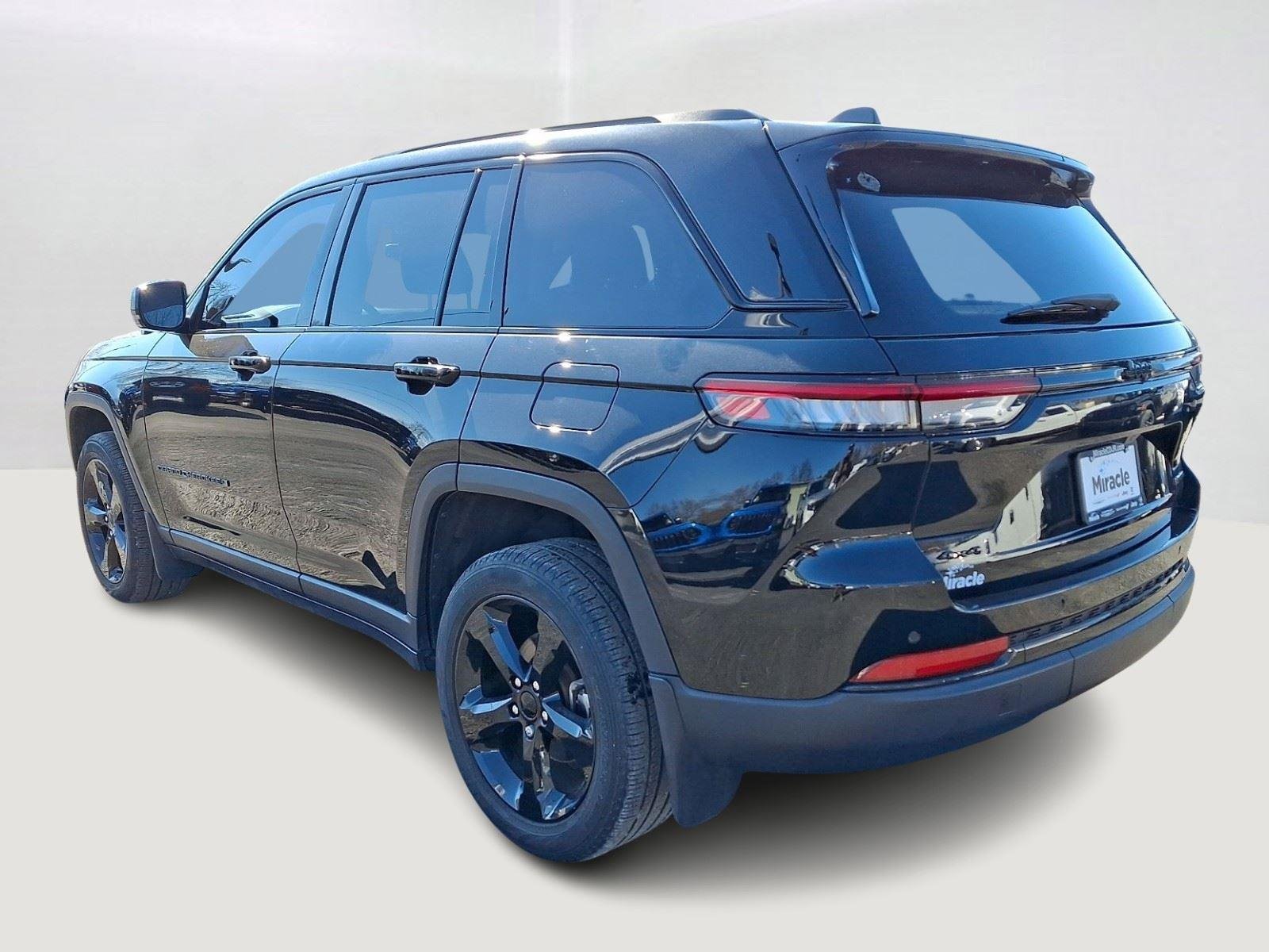 Used 2023 Diamond Black Crystal Pearlcoat Jeep Limited image 5