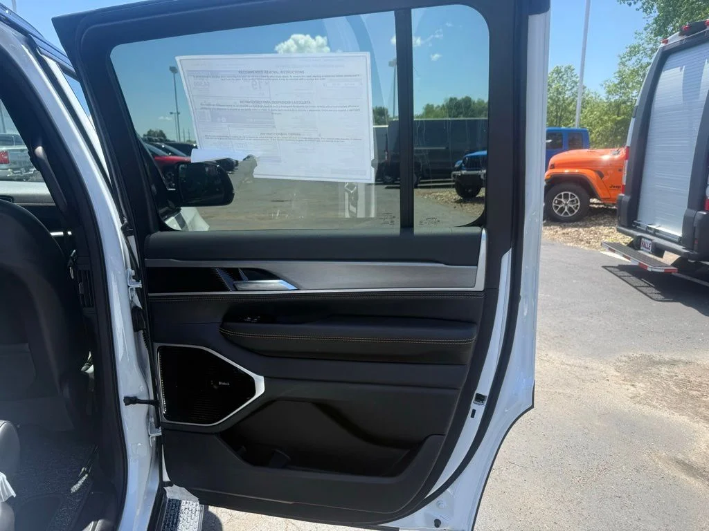 New 2026 Bright White Clear-Coat Exterior Paint Jeep  image 59