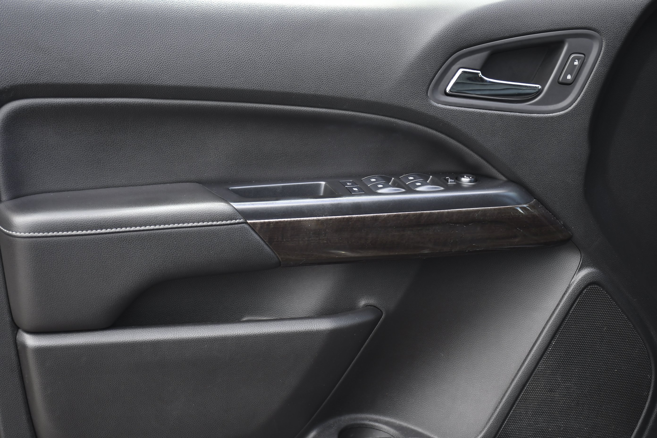 Used 2018 Satin Steel Metallic GMC 2WD SLT image 21
