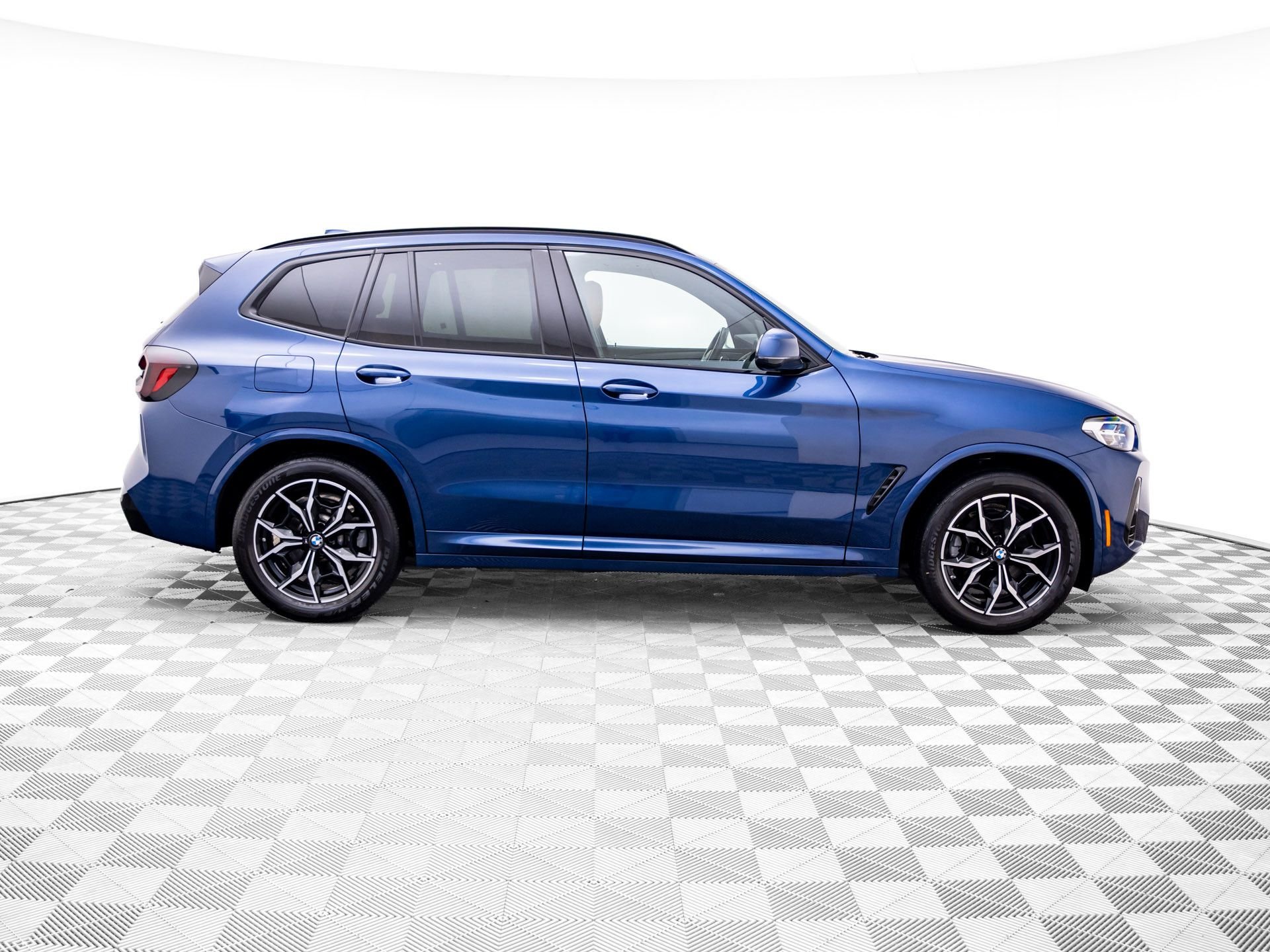 Used 2024 Blue BMW xDrive30i image 8
