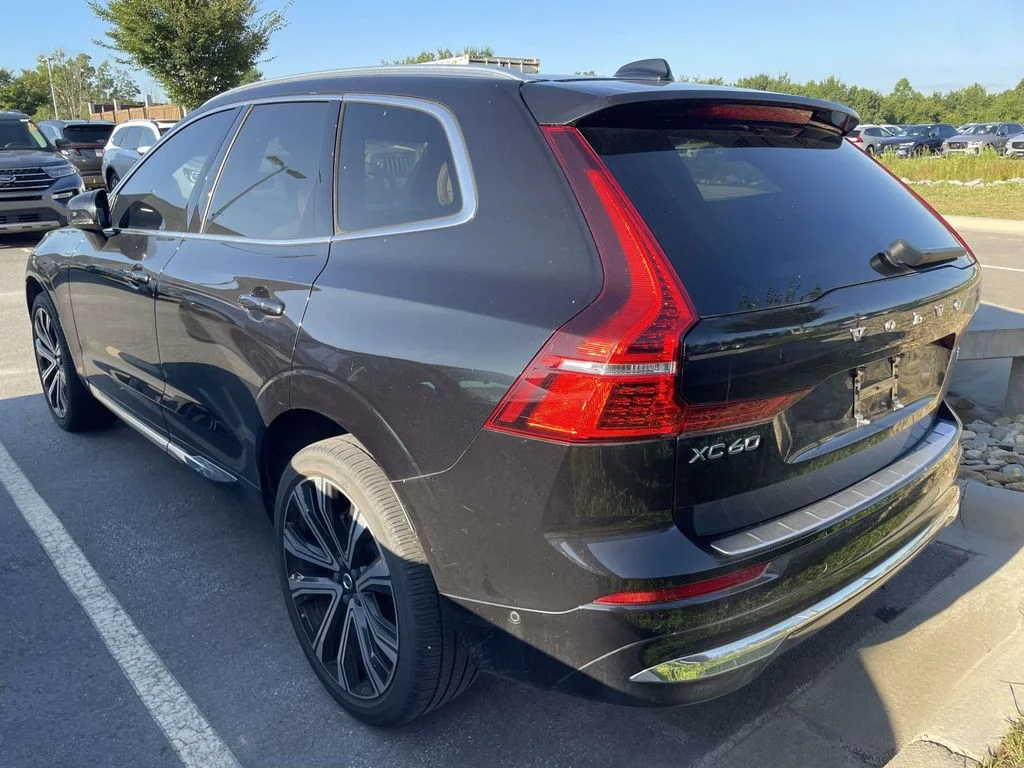 Used 2023 Onyx Black Metallic Volvo Ultimate Bright Theme image 3