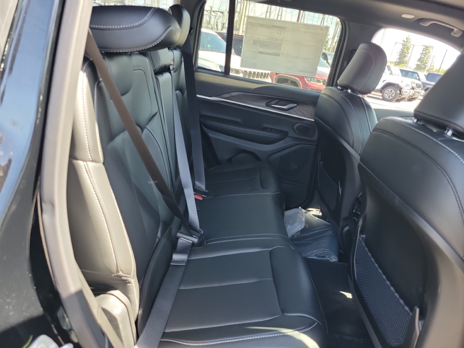 New 2027 High-Gloss Black Paint Jeep Limited image 16