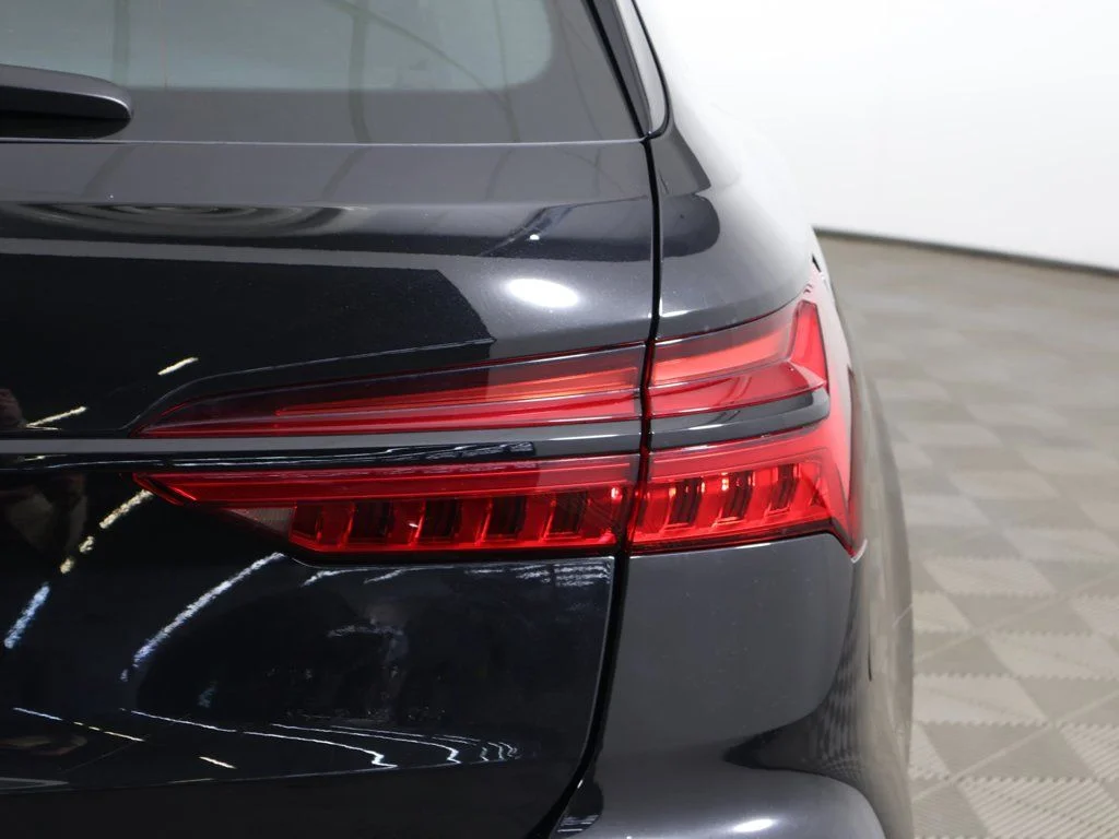Used 2025 Mythos Black Metallic Audi 4.0T image 18