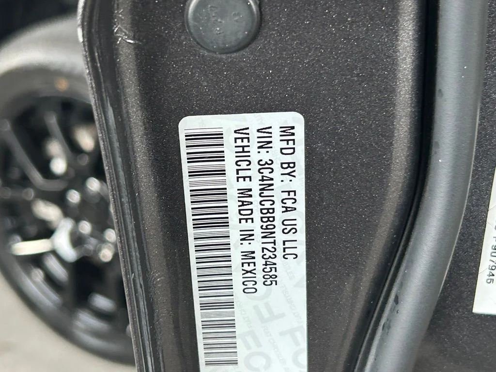 Used 2022 Granite Crystal Metallic Clearcoat Jeep Latitude image 46