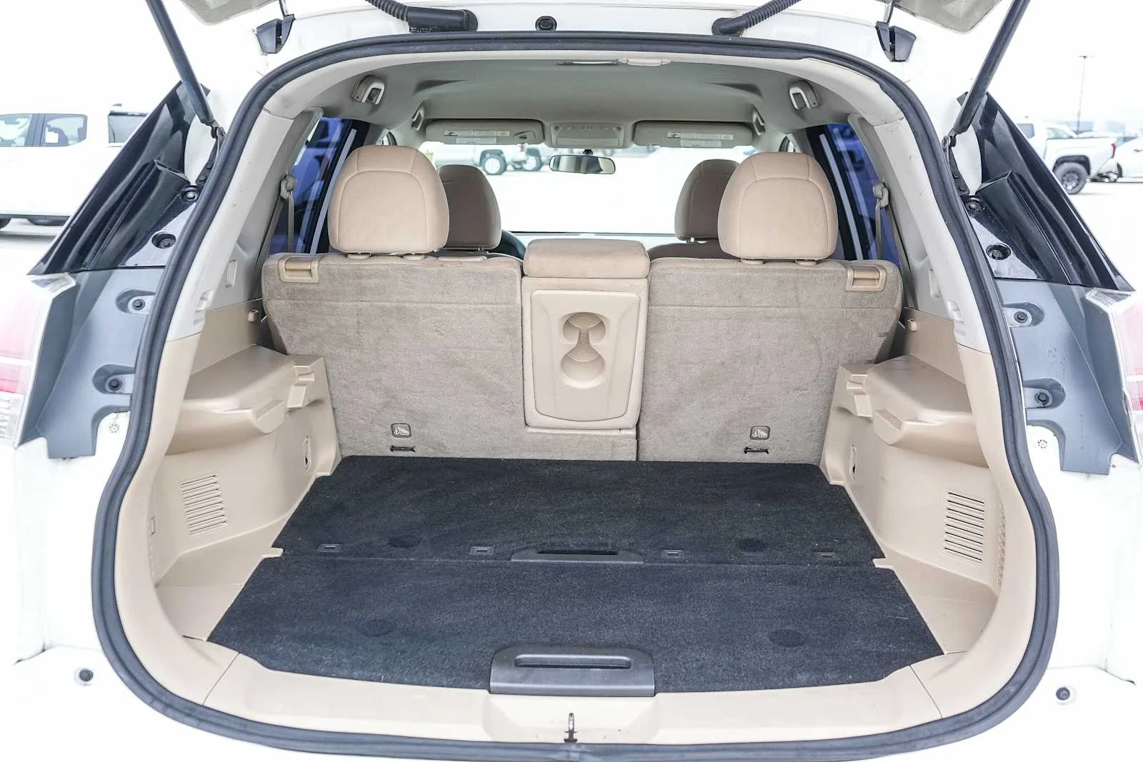 Used 2016 Glacier White Nissan S image 25