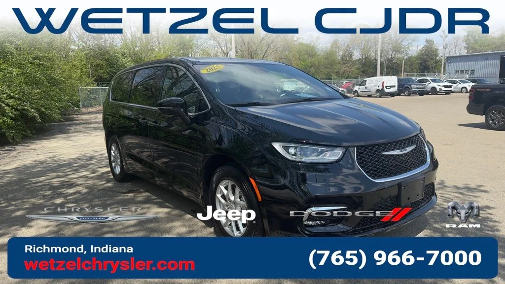 2025 Chrysler Pacifica Select's photo