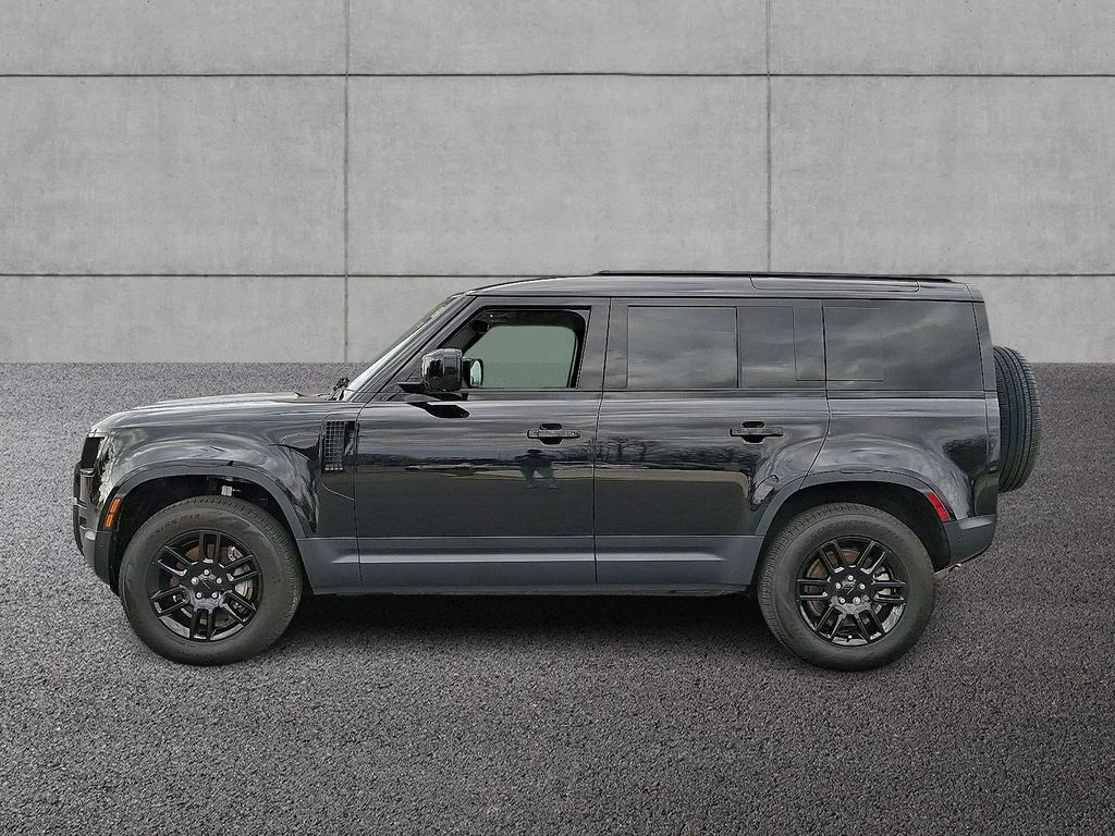Certified Used 2026 Santorini Black Metallic Land Rover s image 7