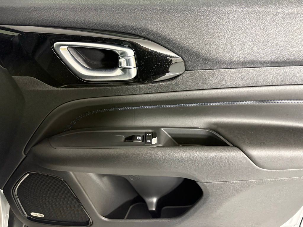 New 2026 Silver Zynith Metallic Clearcoat Jeep Latitude image 12