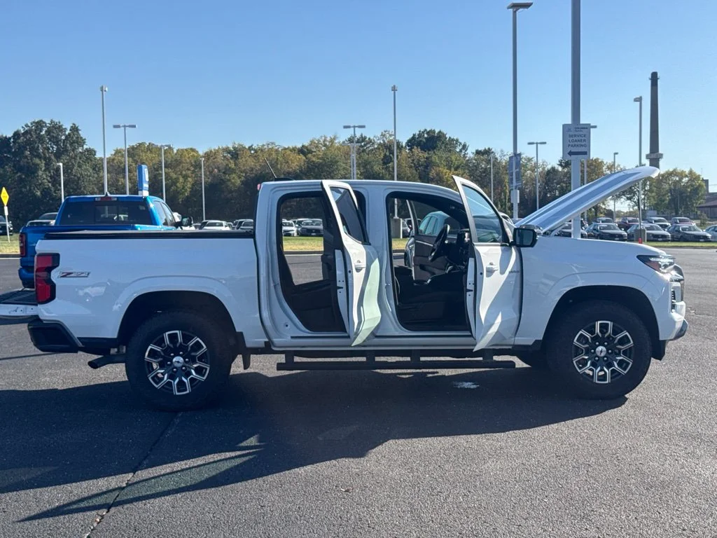 Used 2025 White Chevrolet Z71 image 13