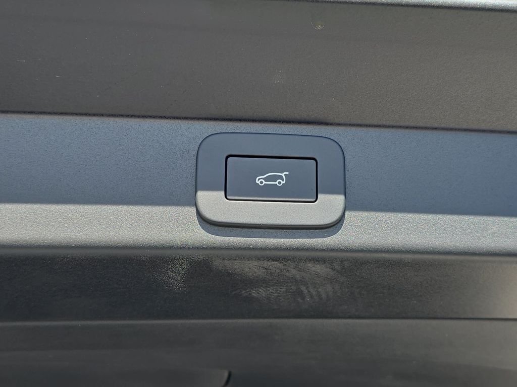 New 2026 Santorini Black Land Rover Dynamic SE image 13