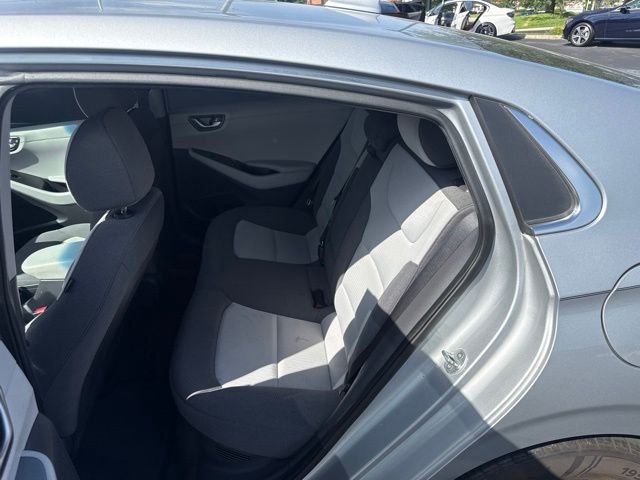 Used 2020 Silver Hyundai SE image 9