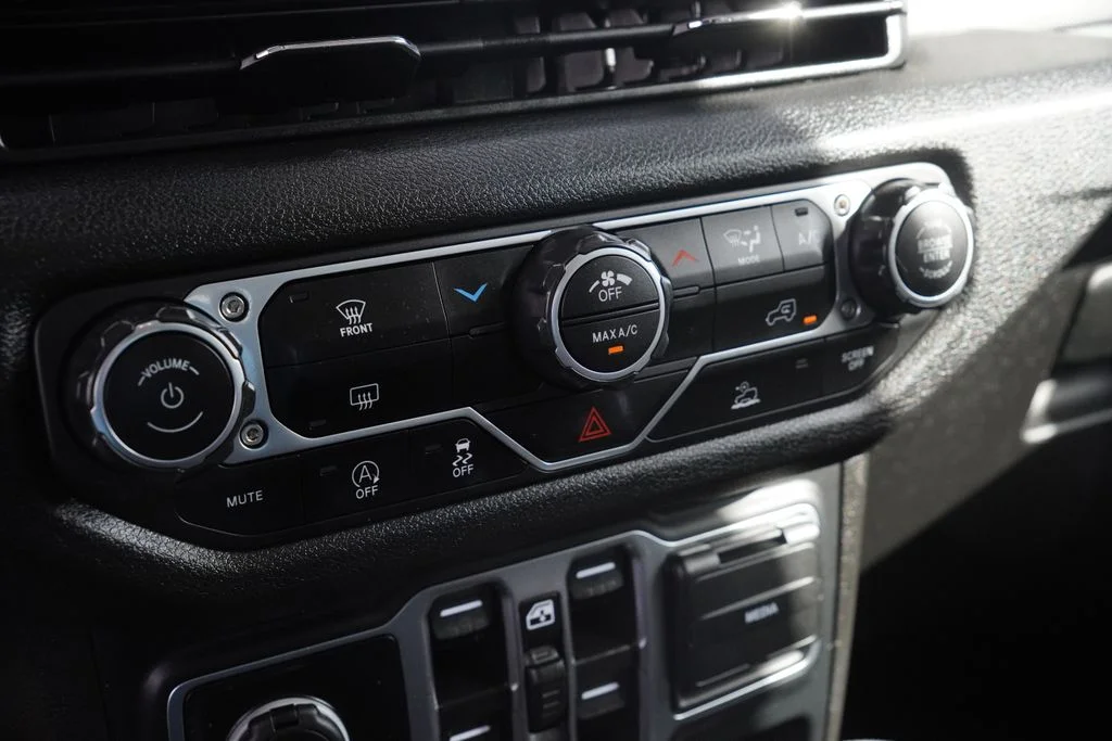 Used 2025 White Jeep Sport S image 22