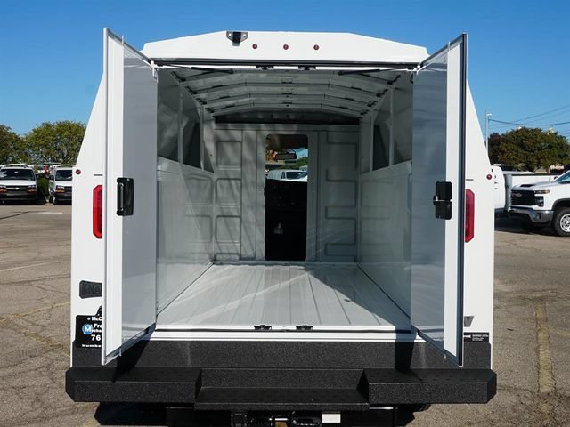 New 2025 Summit White Chevrolet 1WT image 17