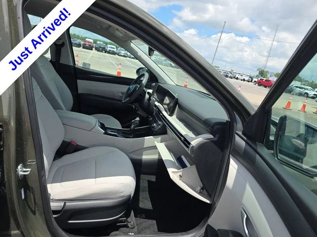 Used 2025 Green Hyundai SE image 7