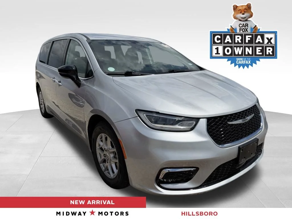 2024 Chrysler Pacifica Touring L's photo