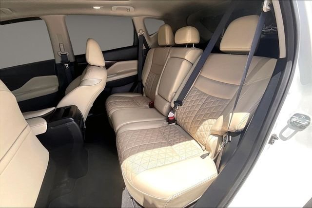 Used 2024 White Nissan Platinum image 24