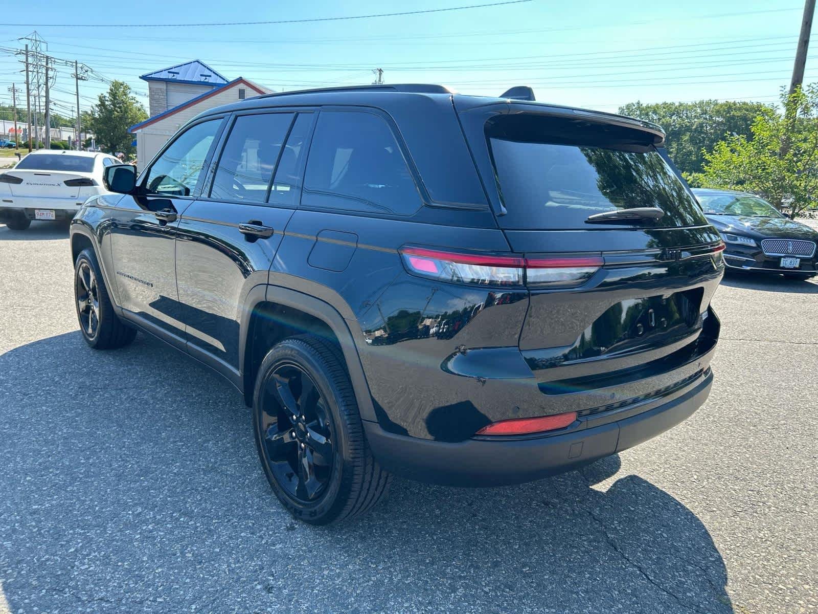 Certified Used 2023 Diamond Black Crystal Pearlcoat Jeep Altitude X image 5