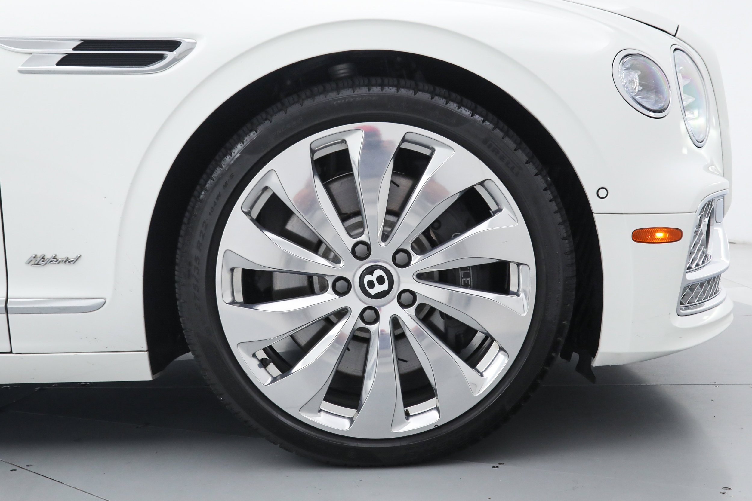 Used 2022 White Bentley  image 40