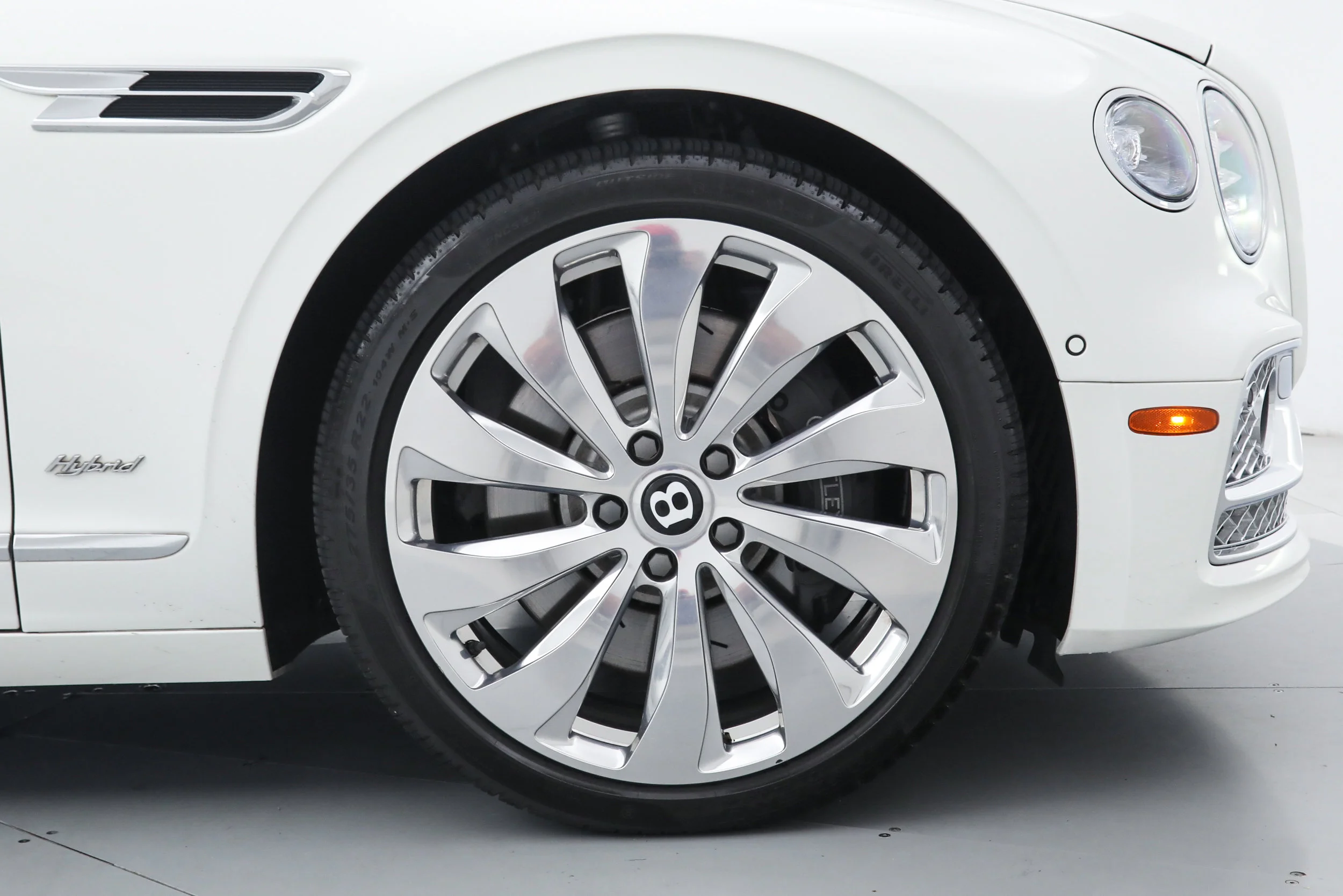 Used 2022 White Bentley  image 40