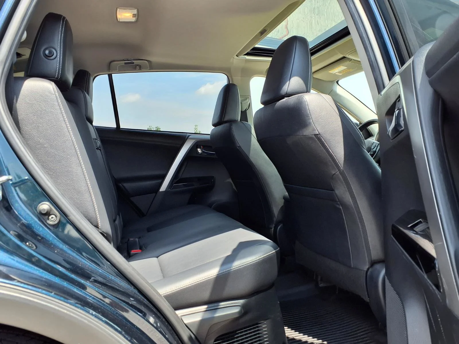 Used 2018 Aqua Toyota Hybrid Limited image 31