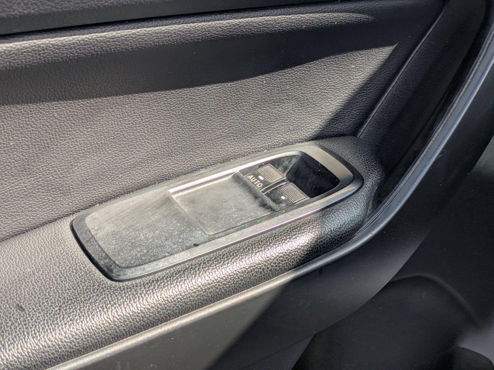 Used 2019  Ford XL image 9