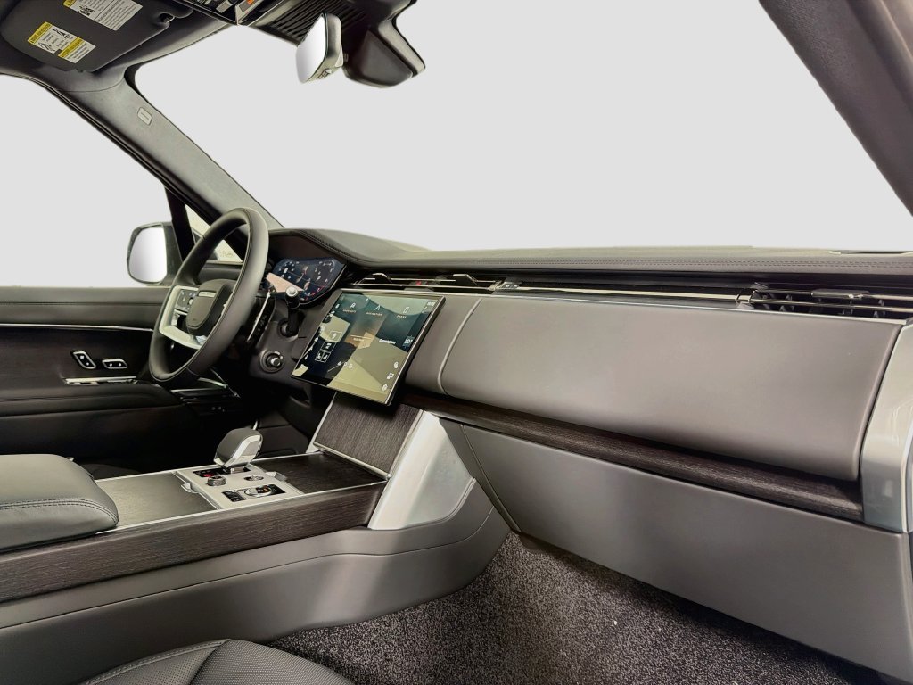 New 2027 Fuji White Land Rover SE image 31