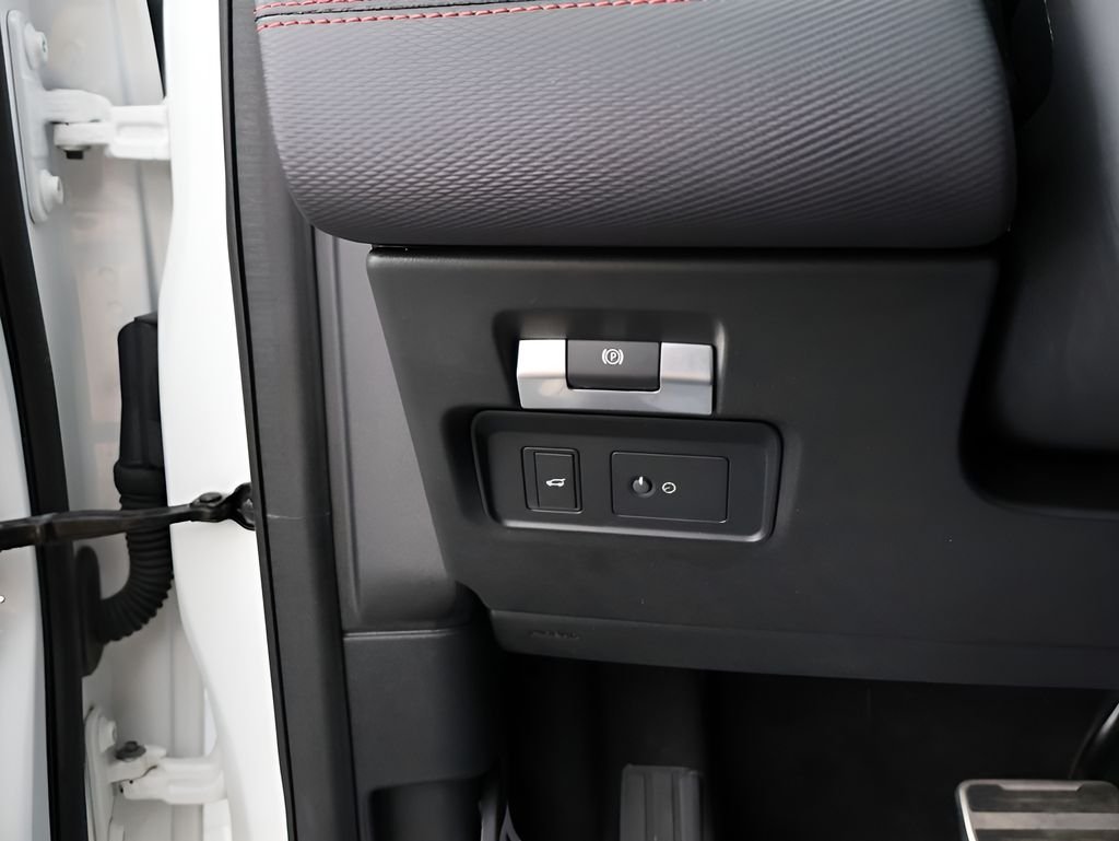 Used 2023 White Land Rover SE R-Dynamic image 34