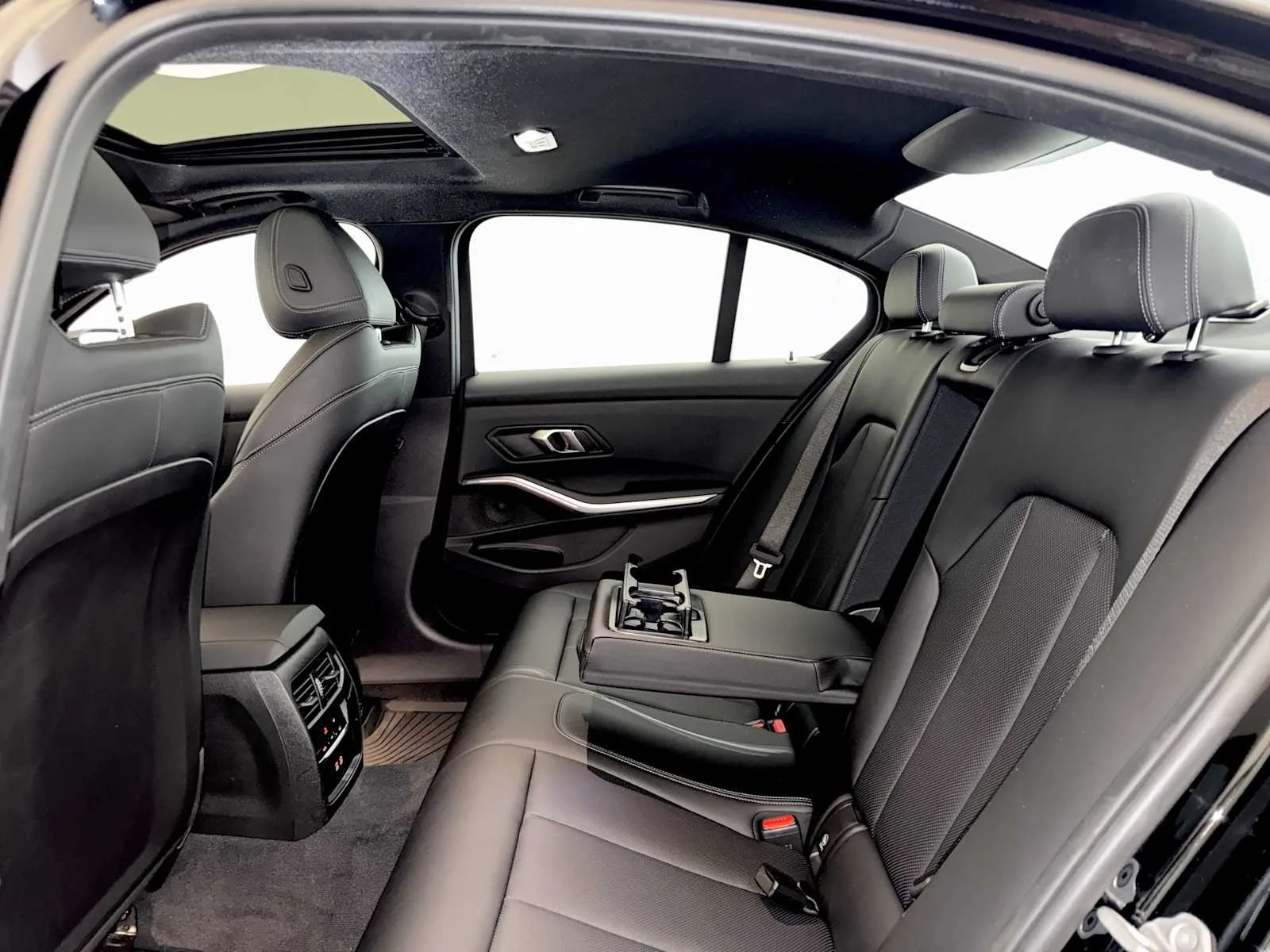 2024 BMW 3 Series 330i - Photo 21