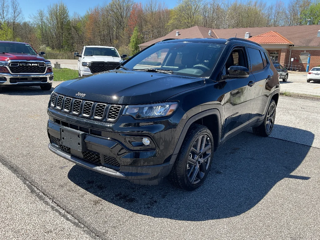 New 2026 Diamond Black Crystal Pearl-Coat Exterior Paint Jeep Limited Altitude image 3