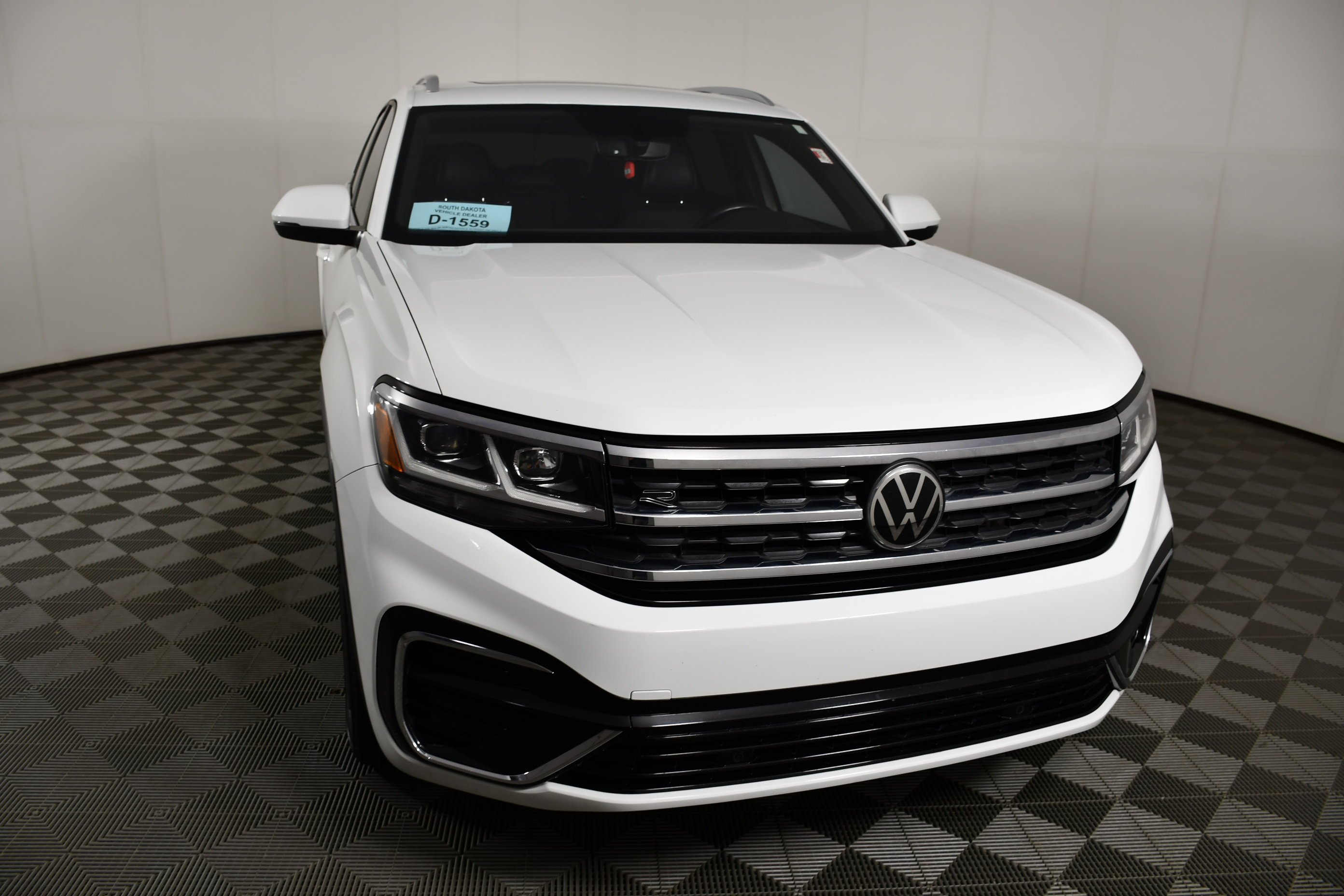 Used 2021 Pure White Volkswagen 3.6L V6 SE w/Technology R-Line image 3