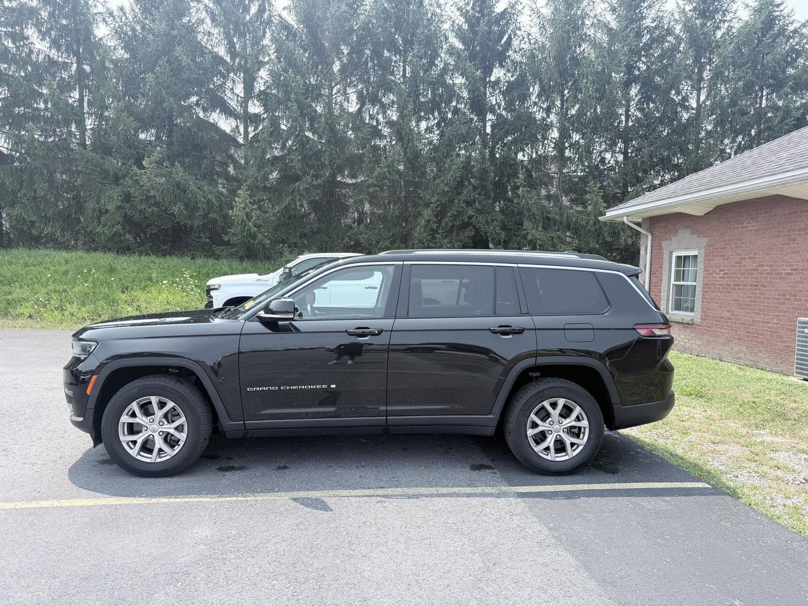 Used 2021 Diamond Black Crystal Pearlcoat Jeep Limited image 5
