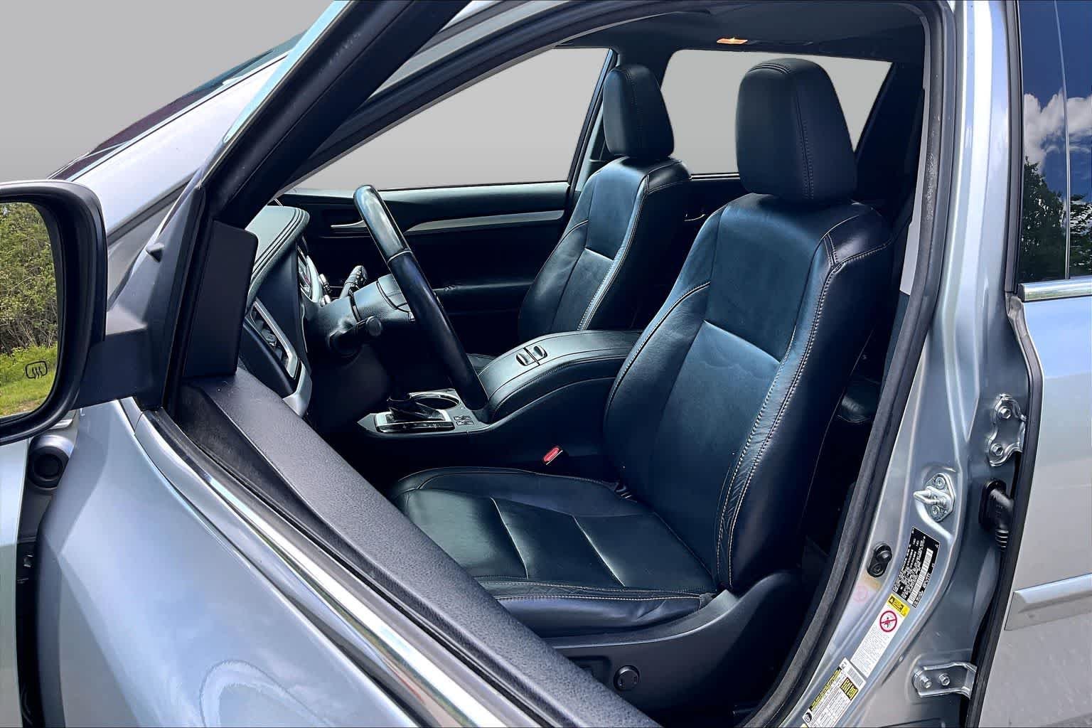 Used 2015 Silver Sky Metallic Toyota XLE image 9