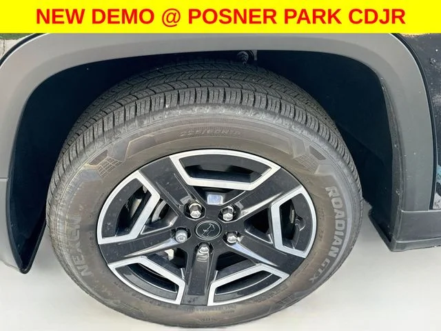 New 2026 Diamond Black Crystal Pearlcoat Jeep Laredo image 31