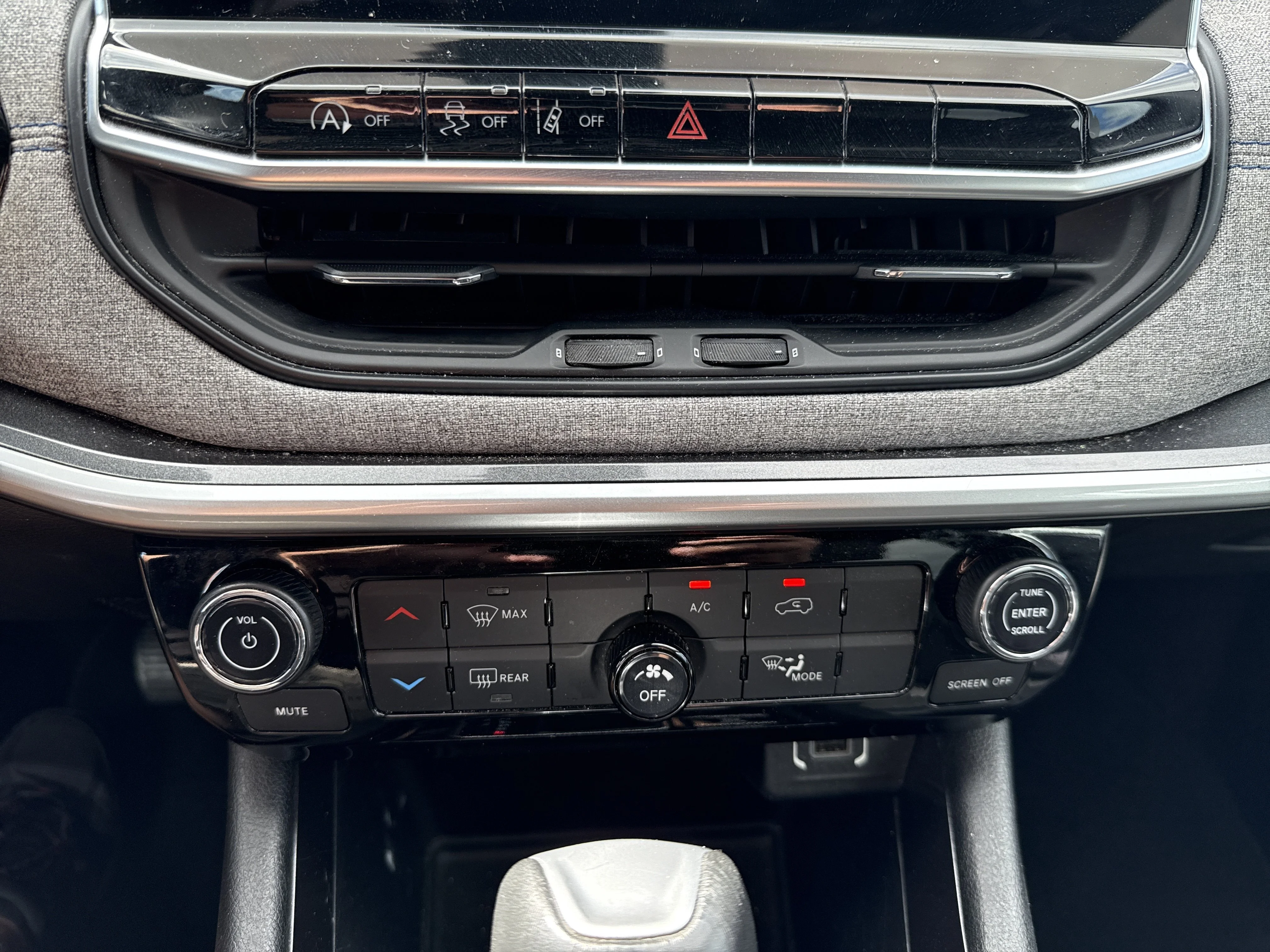 Used 2024 Silver Zynith Metallic Clearcoat Jeep Latitude image 25