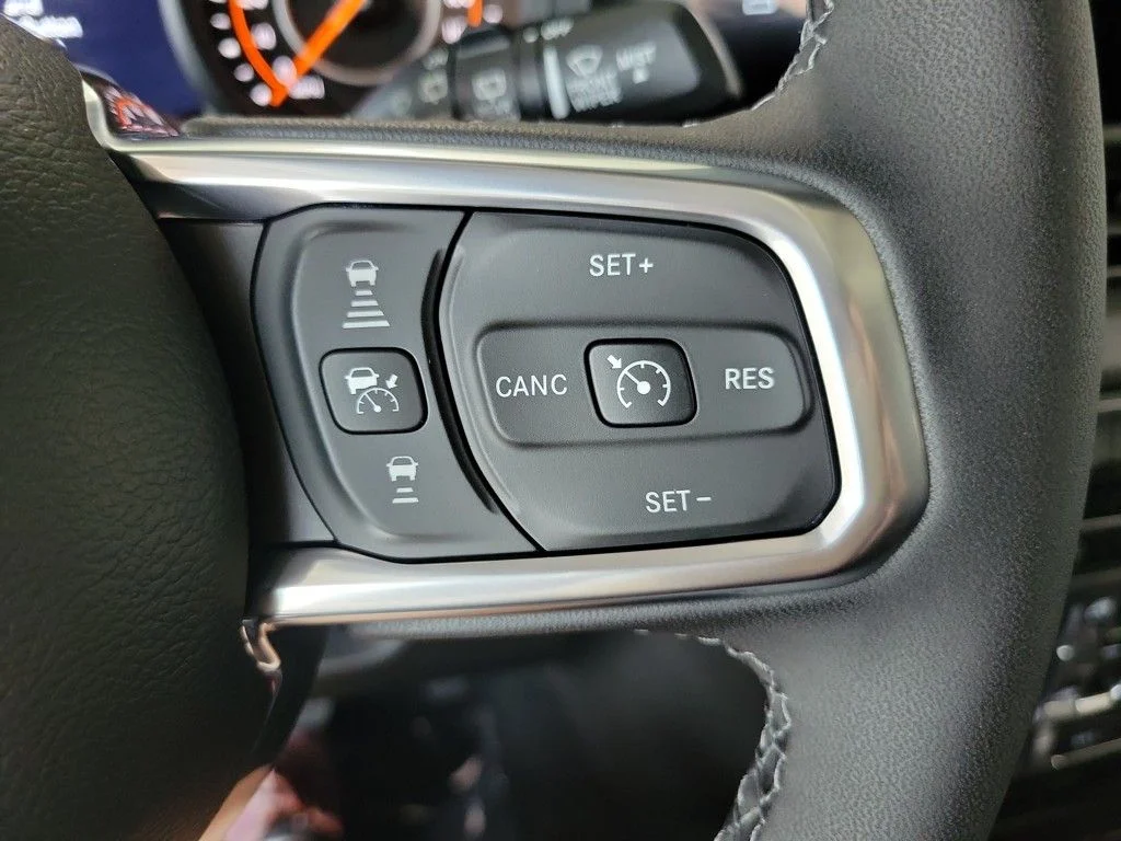 New 2025 Bright White Clear-Coat Exterior Paint Jeep Sahara image 12