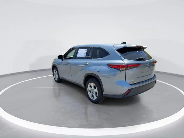 Used 2023  Toyota LE image 6