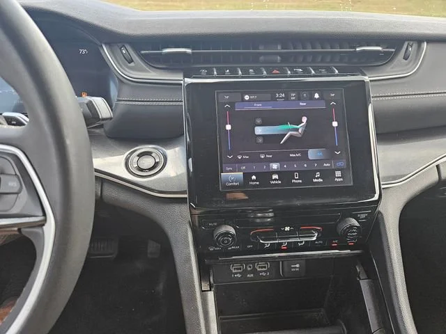 Used 2023  Jeep Laredo image 17