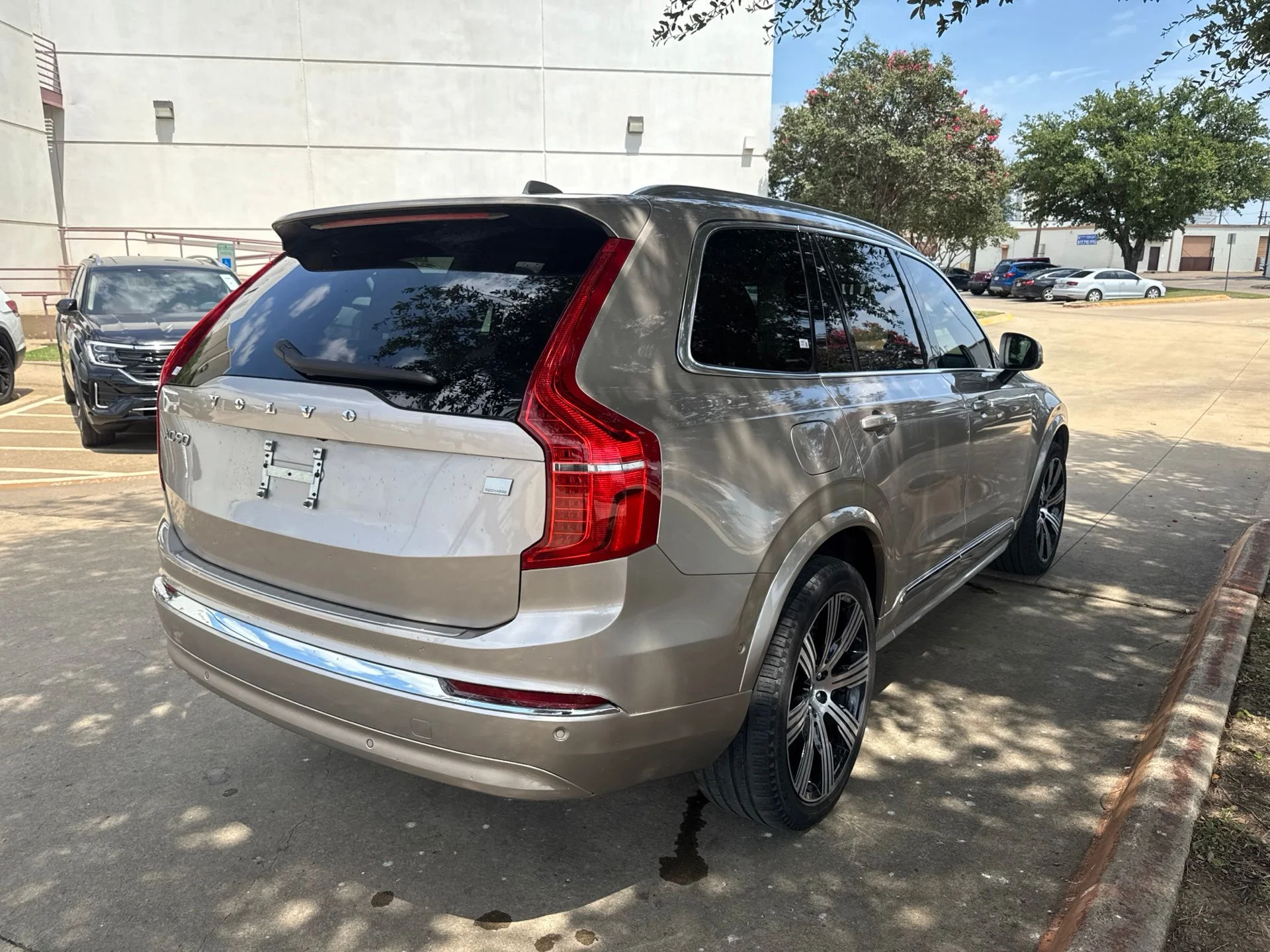 Certified Used 2024 Gray Volvo T8 Plus Bright Theme 7 Passenger image 5