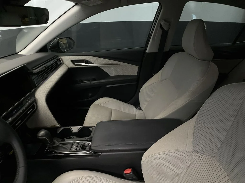 Used 2025 Midnight Black Metallic Toyota XLE image 31
