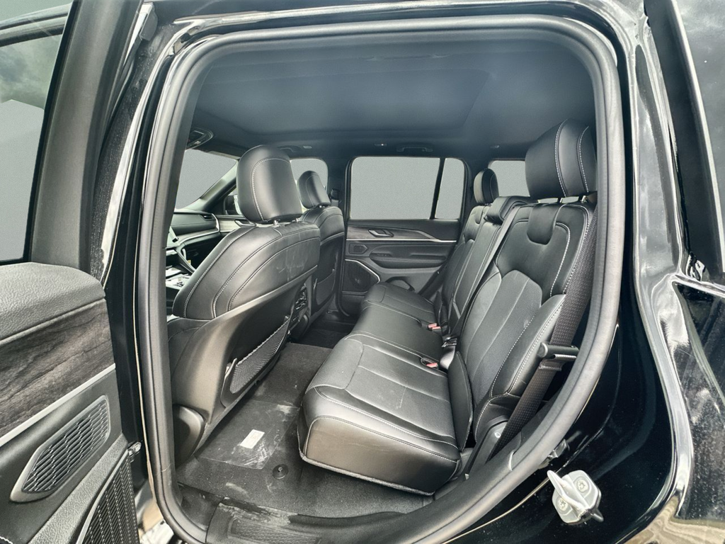 New 2026 Diamond Black Crystal Pearl-Coat Exterior Paint Jeep Limited Reserve image 31