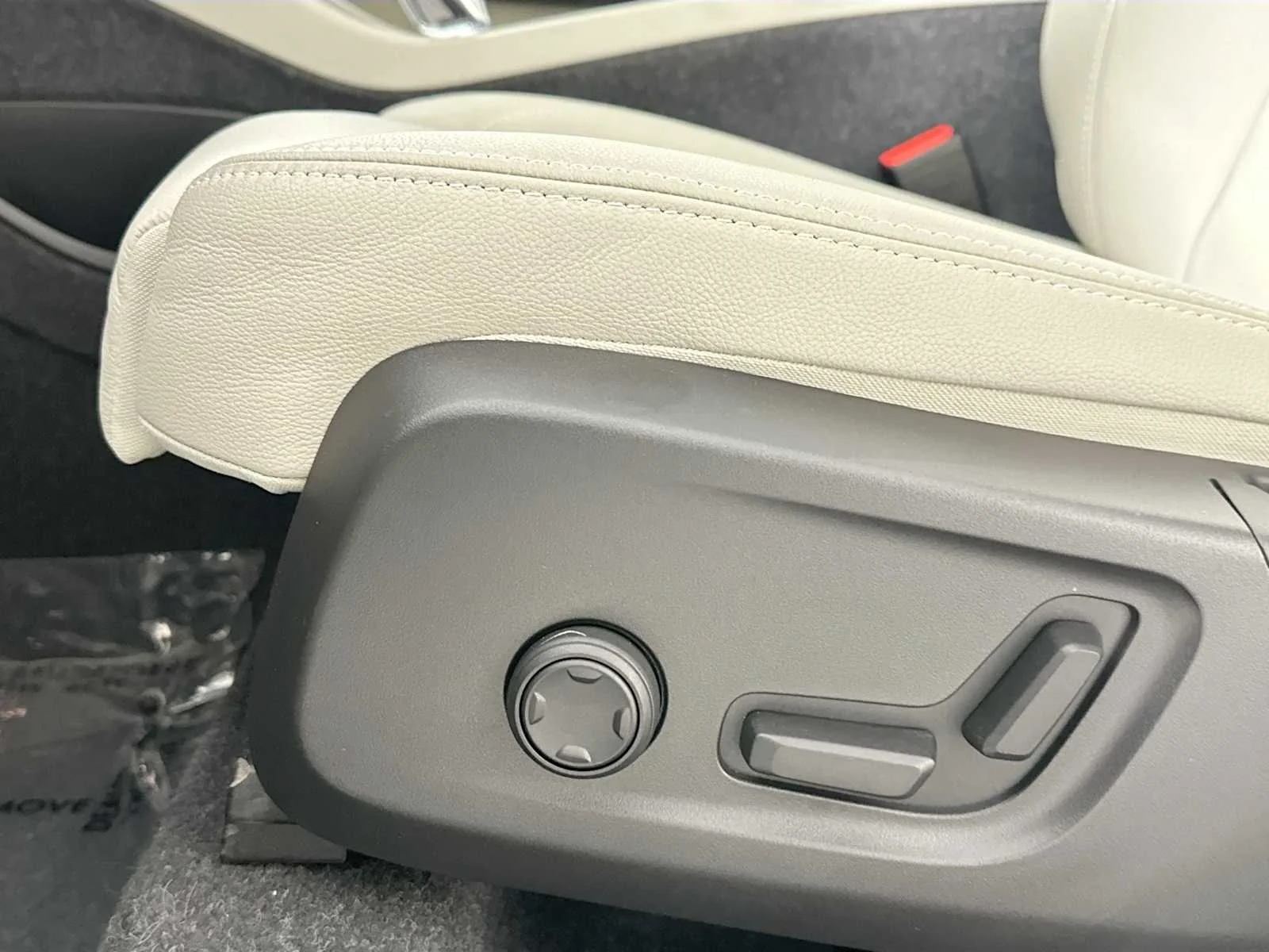 Certified Used 2025 Crystal White Volvo Plus image 18