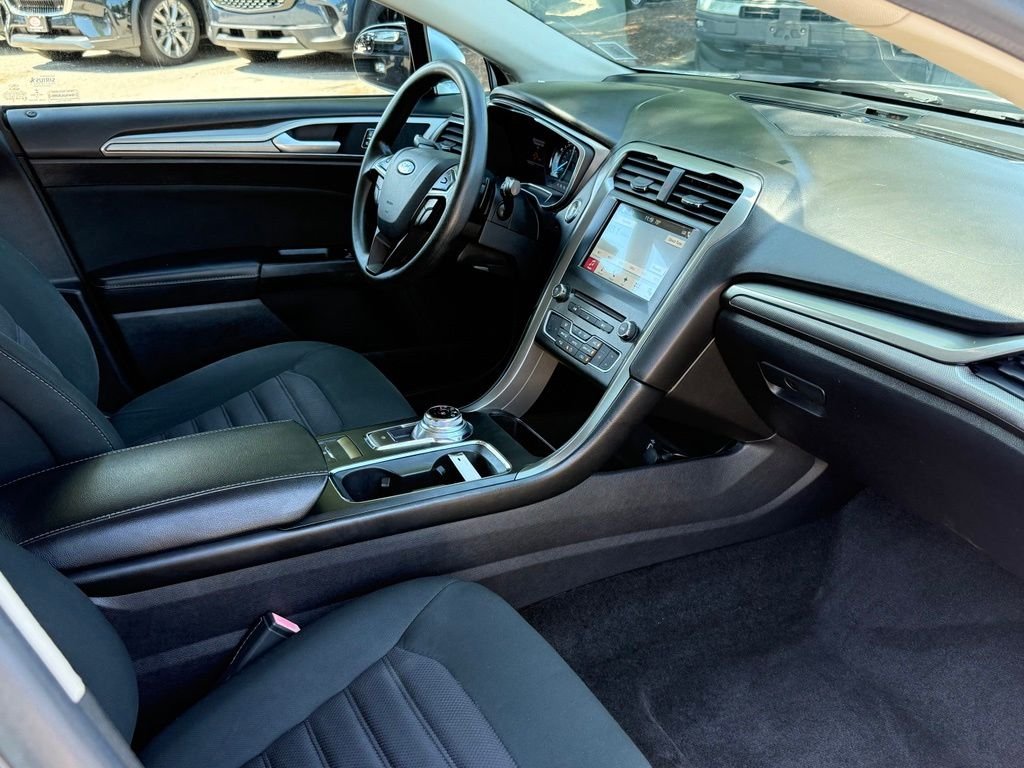 Used 2017 Silver Ford SE image 29
