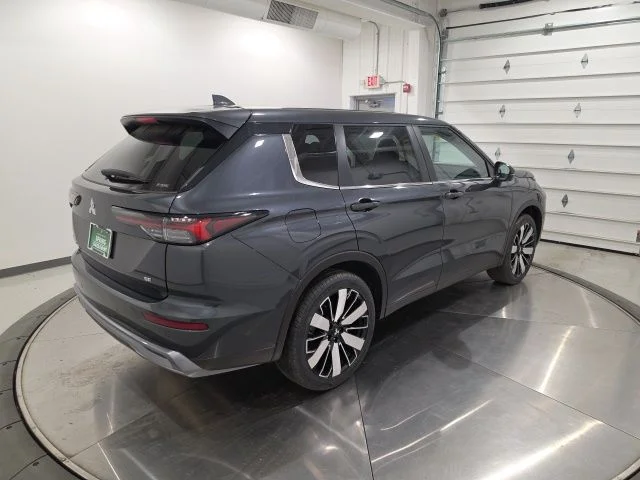 New 2026 Graphite Gray Mitsubishi SE image 5