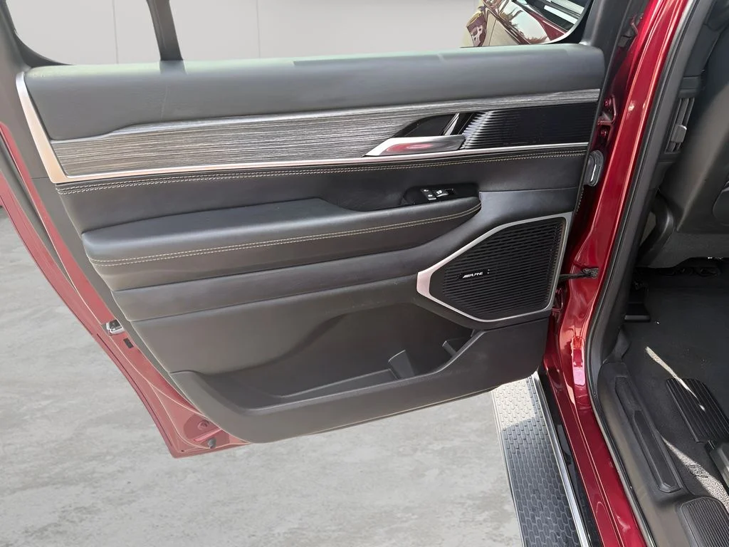 Used 2024 Velvet Jeep Series II image 9