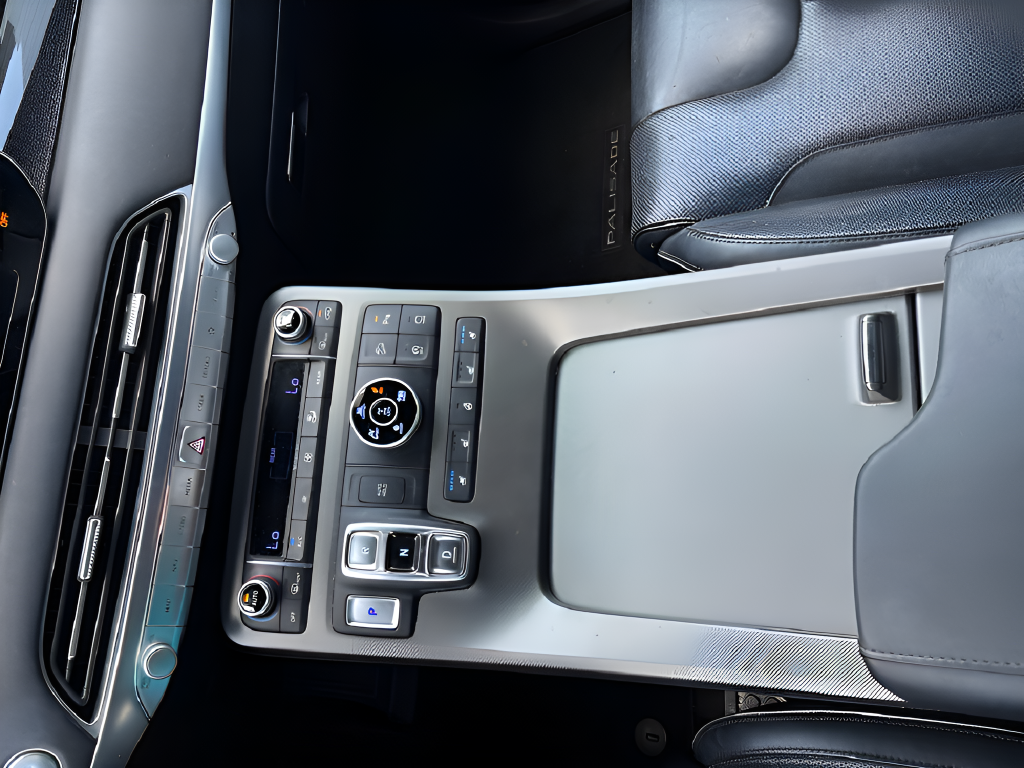 Used 2023 White GMC Denali image 18